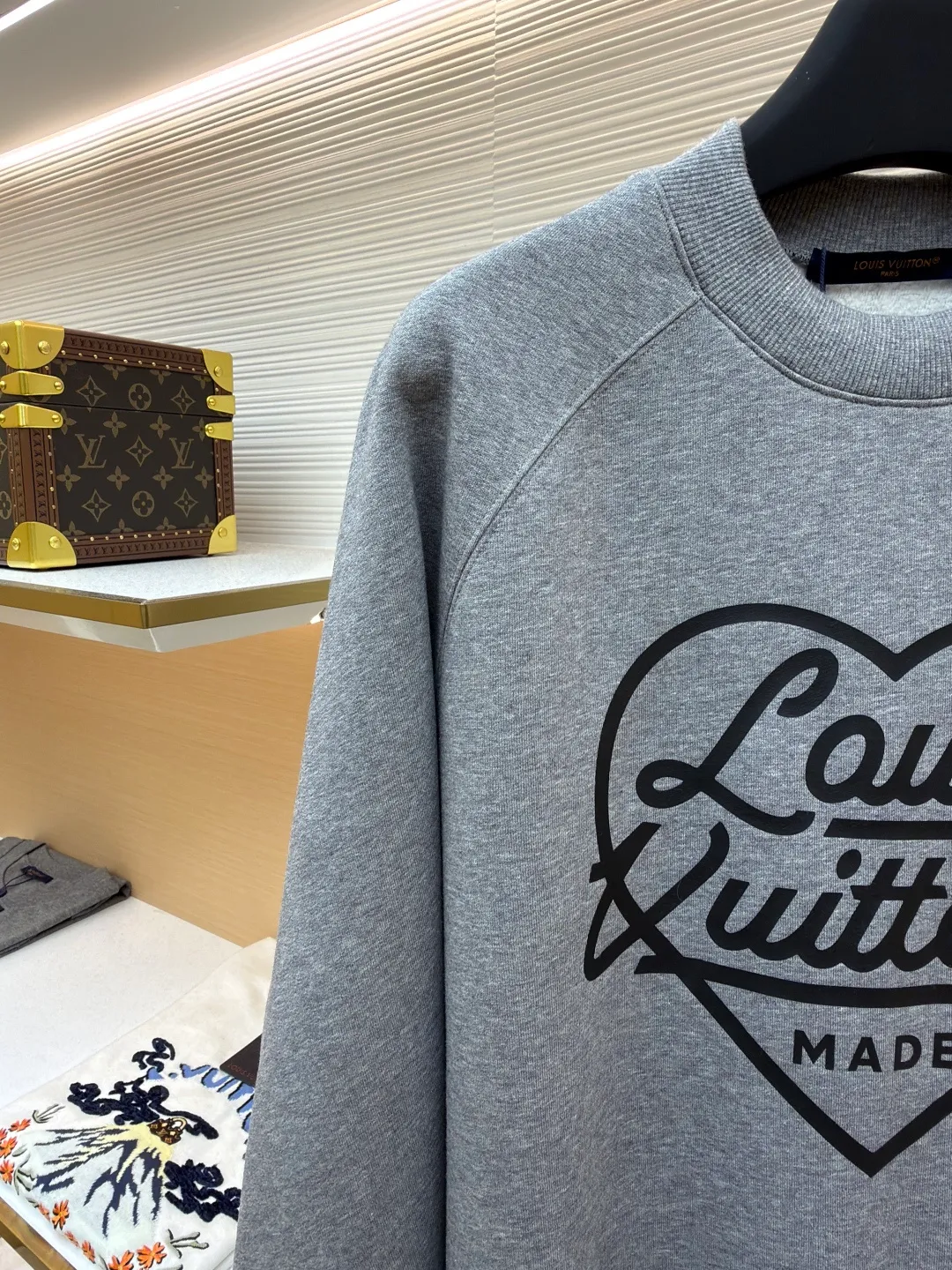 LOUIS VUITTON big heart logo letter print sweatshirt ●Original version: purchased and developed by 6909 ●Item number: 1681806-A75 ●Fabric: cotton fabric ●Technology: printing production ●Color: gray ●Version: fitted version ●Weight: about 545 grams ●Size: S-M-L-XL ●Description: The body is made of 100% cotton fabric, which has been pre-shrunk, making it soft and waxy to the touch and not easily deformed; the round neck uses three-needle hemming technology, and the inside of the collar is lined with rib strips to keep it from becoming loose after long-term wear. The love logo on the chest is printed with environmentally friendly glue. After three times of scraping and high-temperature setting, the pattern is clear and full, and is not easy to crack. The raglan sleeves are edged with the same color binding strip to improve the fit of the shoulders. The hem and cuffs are wide ribbed, with moderate elasticity and washability. The overall stitching is 12 stitches/inch high-density stitching, and the details are overlocked and reinforced to take into account comfort and durability. The overall wiring is straight and delicate, the fabric is comfortable and soft, and the color is consistent without color difference. It can be matched with the same style to create a fashionable look and control various occasions. Customized accessories, complete with three standards, same style for men and women!